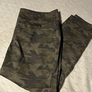 🌻Avenue Women’s Green Camouflage Pull on Skinny Jegging